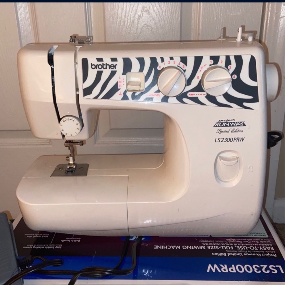 LIMITED EDITION project runway Sewing machine
